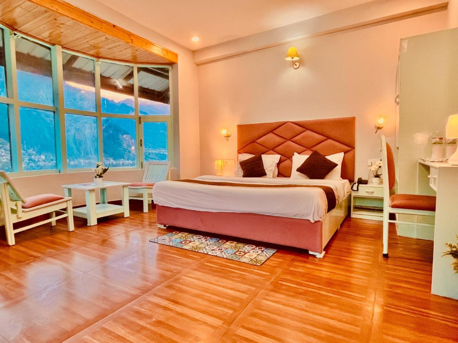 Hadimba Hill View By Hadimba Palace, Manali - Premium Room ! Family Hotel ! Parking ! Near Hadimba Temple Eksteriør billede